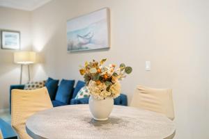 พื้นที่นั่งเล่นของ 2 Bedrooms/2 Bathrooms Private Apartment with kitchen/pool +1 ภาพ