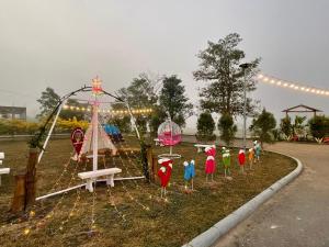 un parque con un parque infantil con aves falsas. en แดยอน โฮม(Daeyeon Home), en Nan