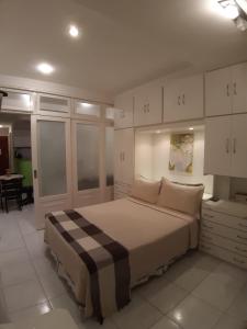 Cama ou camas em um quarto em Copacabana,1 quarto vista mar, confortável