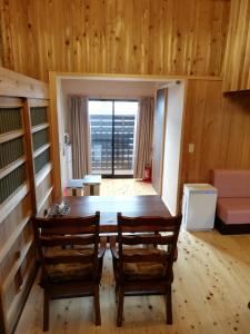 ein Esszimmer mit einem Tisch und 2 Stühlen in der Unterkunft くまの蔵inn Warehouse in Shingu