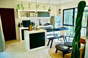 een woonkamer met een tafel en een bureau in een kamer bij Vida Jungle Boho Apart 14 with special fee to access Hotel Bardo in Tulum
