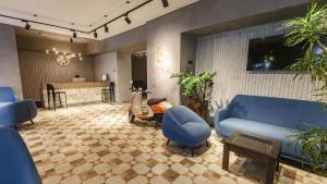 un vestíbulo con un sofá azul y una moto en Sapporo Hotel, en Khabarovsk