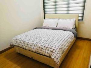 Ein Bett oder Betten in einem Zimmer der Unterkunft Sarang Homestay - Landed House with 3 Bed Rooms