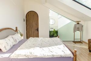 Postel nebo postele na pokoji v ubytování Hè Maison Boutique Stay & café