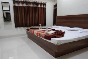 A bed or beds in a room at Sahiba Palace