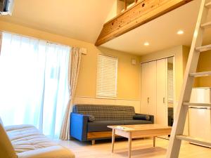 una sala de estar con un sofá y una mesa en Villa Relax, en Fujikawaguchiko