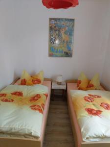 two beds sitting next to each other in a room at Ferienwohnung Tor zur Ostsee in Mellenthin