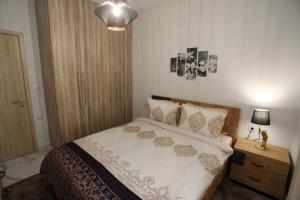 Un pat sau paturi într-o cameră la LA Larissa Luxury Apartments Trekke