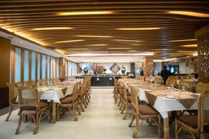 Restaurace v ubytování Jatra Hotel Grand Royal + 7 fotografií