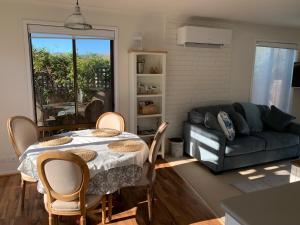 ein Wohnzimmer mit Tisch und Couch in der Unterkunft Bridgecroft Cottage in Richmond