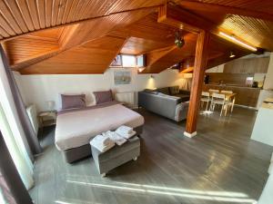 - une chambre avec un lit et un canapé dans l'établissement Flats Company - Karakoy Apartment, à Istanbul