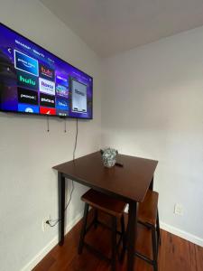 TV/trung tâm giải trí tại Lovely Private Studio - 30MIN to SF, Berkeley, Napa