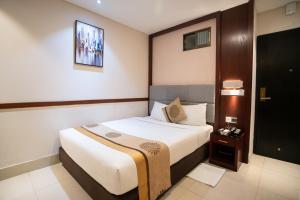 Postel nebo postele na pokoji v ubytování Jatra Hotel Grand Royal