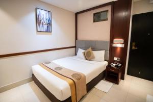Postel nebo postele na pokoji v ubytování Jatra Hotel Grand Royal