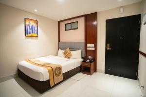 Postel nebo postele na pokoji v ubytování Jatra Hotel Grand Royal