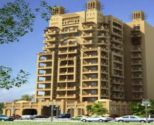 een groot gebouw met auto's geparkeerd voor het bij Spacious one bedroom in Al Jadaf - 5 min to metro in Dubai