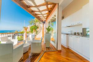 Η κουζίνα ή μικρή κουζίνα στο Dependance con piscina Paolone House Taormina