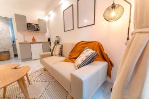 uma sala de estar com um sofá e uma mesa em MAGIC DESIGN 1 em Nice
