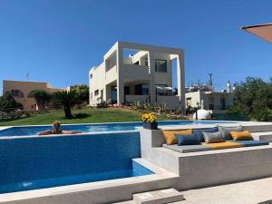 The swimming pool at or close to Villa Detoro