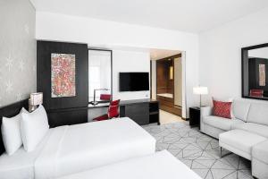 ドバイにあるHyatt Place Dubai Jumeirah Residencesのベッドとソファ付きのホテルルーム
