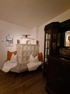 een woonkamer met een bank en een kast bij Ferienwohnung Huber in Söll