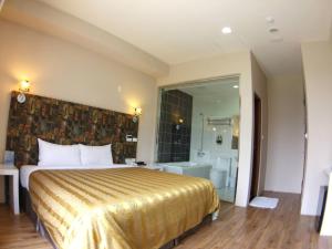 Rúm í herbergi á CoCo Motel Boutique