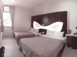 Rúm í herbergi á CoCo Motel Boutique
