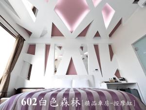 Rúm í herbergi á CoCo Motel Boutique