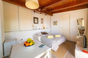 1 dormitorio con 1 cama y un plato de fruta en una mesa en Chalet vista mare a Taormina con parcheggio Paolone House, en Taormina