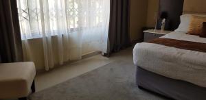 Postel nebo postele na pokoji v ubytování InstaHomes by Tru - Hillside Suite