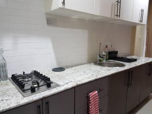 Kuchyň nebo kuchyňský kout v ubytování InstaHomes by Tru - Hillside Suite