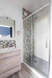 A bathroom at Contact Hôtel de Matignon