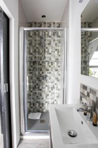 A bathroom at Contact Hôtel de Matignon