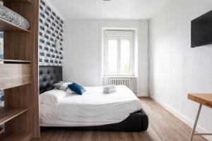 A bed or beds in a room at Contact Hôtel de Matignon