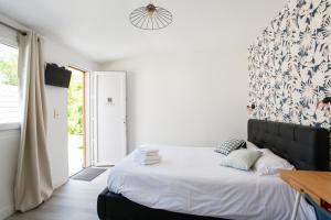 A bed or beds in a room at Contact Hôtel de Matignon