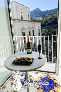 ヴィエトリにあるVinny's Relais - Deluxe rooms & Suiteのバルコニーにテーブルとワイン1本 +34枚の写真