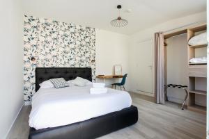 A bed or beds in a room at Contact Hôtel de Matignon