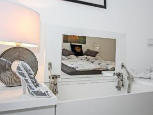 a bedroom with a reflection of a bed in a mirror at Ferienwohnung Kings in Vienna