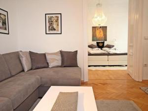 a living room with a couch and a bed at Ferienwohnung Kings in Vienna