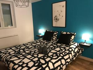 Postel nebo postele na pokoji v ubytování PAUSE NATURE SORBAIS Gite de groupe avec Piscine, Spas, Sauna avec 8 chambres et 8 salles de bain, grande cuisine et grande salle de vie