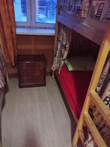モスクワにあるHostel U Bashnyの小さな客室で、ウッドフロアと棚が備わります。