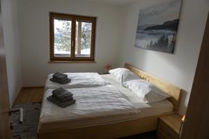 Posteľ alebo postele v izbe v ubytovaní Bergheim Schmidt, Almhütten im Wald Appartments an der Piste Alpine Huts in Forrest Appartments near Slope