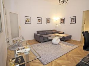 sala de estar con sofá y mesa en Ferienwohnung Klimt, en Viena