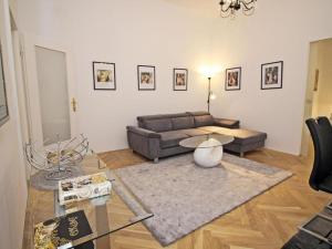 salon z kanapą i stołem w obiekcie Ferienwohnung Klimt w Wiedniu