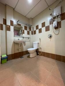 een badkamer met een toilet en een wastafel bij Fresh Hotel in Ipoh