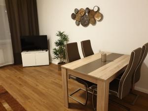 comedor con mesa, sillas y TV en Wohnung in Hannover Zentrum, en Hannover