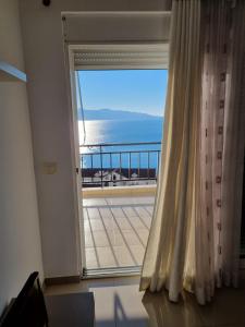 Zimmer mit einem Fenster und Meerblick in der Unterkunft Albania Dream Holidays Accommodation in Sarandë