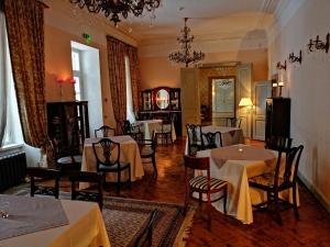 a restaurant with tables and chairs in a room at Kernu Manor Hotel & SPA in Kernu