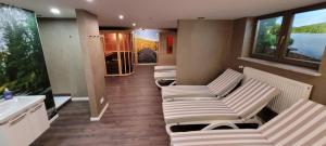 a row of white chairs in a room with a window at BayVista, die Bayerwald Lodge in Lam