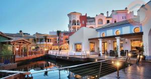 Foto da galeria de Fantastica villa con piscina en gran golf resort em Roldán